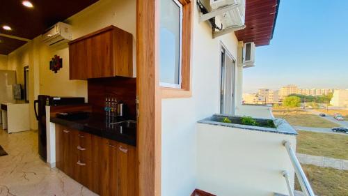 Kuchyň nebo kuchyňský kout v ubytování Stay 10 Parallel Apartment Hotel