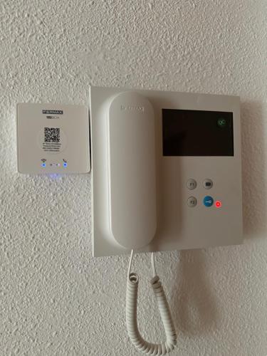 a phone with a cord plugged into a wall at Acogedor apartamento en el grau de Moncofa con wifi in Moncófar