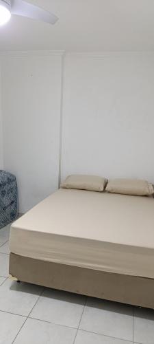 Ένα ή περισσότερα κρεβάτια σε δωμάτιο στο Apartamento próximo à praia