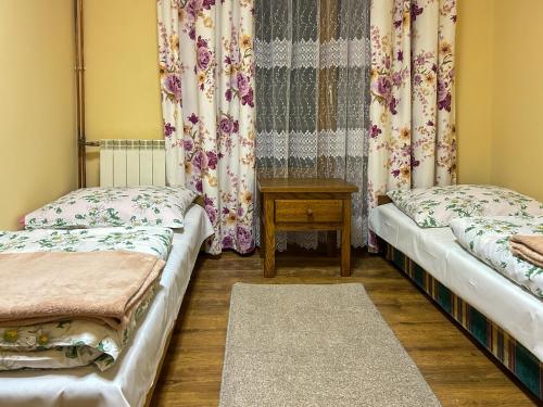 Postel nebo postele na pokoji v ubytování Apartamenty i pokoje Gościniec na Równi