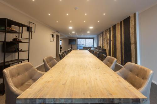 a conference room with a long table and chairs at De Zwaluwhoeve in Peer