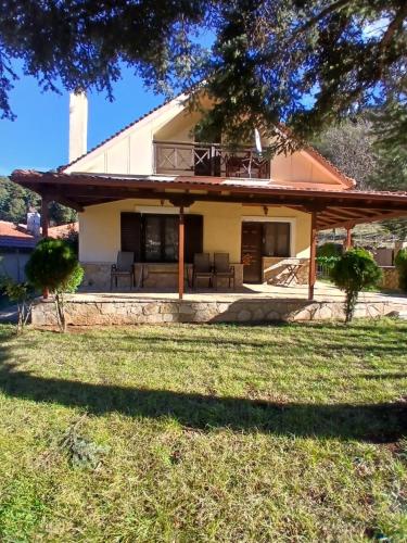 a view of the house from the yard at Μονοκατοικία μέσα στα έλατα in Lávka