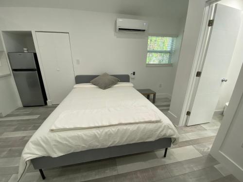 Postel nebo postele na pokoji v ubytování Newly renovated studio close to the beach