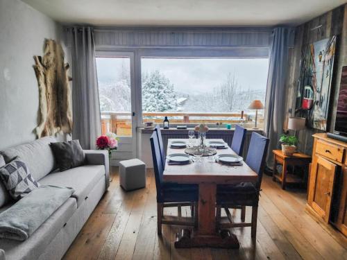un salon avec une table et un canapé dans l'établissement L'Ecrin de Megève, à Megève