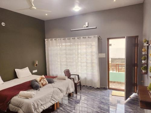 Postel nebo postele na pokoji v ubytování Budha Home Stay
