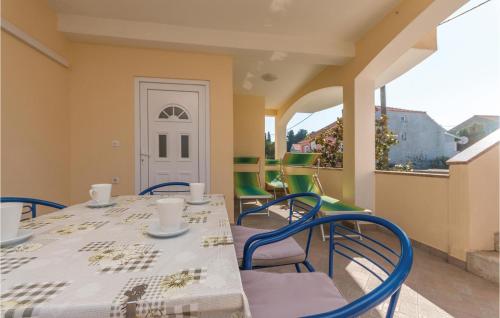 3 Bedroom Lovely Apartment In Bibinje