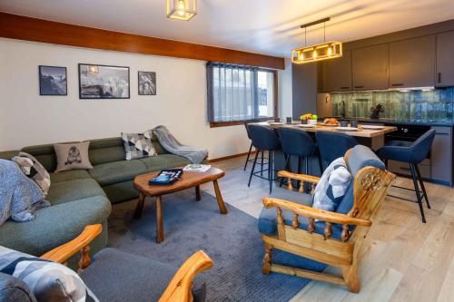 un salon avec un canapé et une table dans l'établissement Les Trois Balcons Apartment - Chamonix All Year, à Chamonix-Mont-Blanc