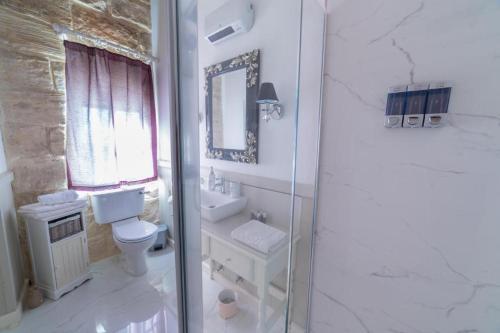 Ένα μπάνιο στο Village Knights Accommodation