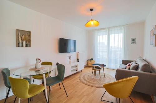 un salon avec une table et un canapé dans l'établissement Dolce Sarah, à Asnières-sur-Seine