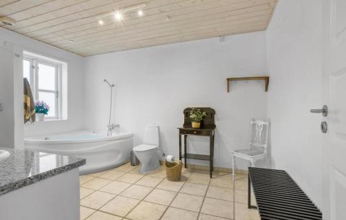 Ένα μπάνιο στο 3 Bedroom Nice Home In Hjørring