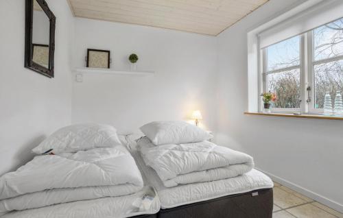 Ένα ή περισσότερα κρεβάτια σε δωμάτιο στο 3 Bedroom Nice Home In Hjørring