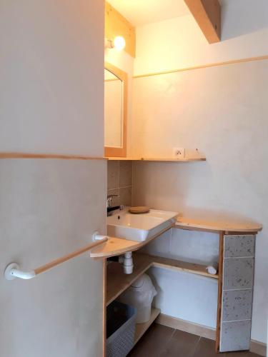 une salle de bain avec un lavabo et un miroir dans l'établissement studio, 2 personnes lit en mezzanine, à Angers