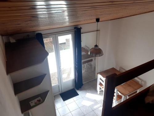 Elle offre une vue sur une chambre dotée d'une porte coulissante en verre. dans l'établissement studio, 2 personnes lit en mezzanine, à Angers