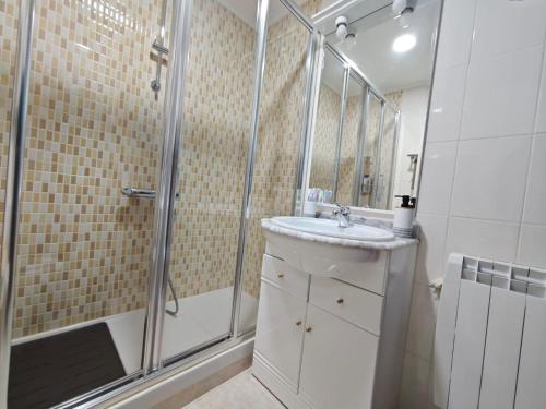 a bathroom with a sink and a shower at Apartamento entreplayas Los Espejos in Noja