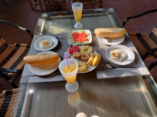 un plateau de petit-déjeuner sur une table avec des boissons dans l'établissement Tam Coc Charming Bungalow, à Ninh Binh