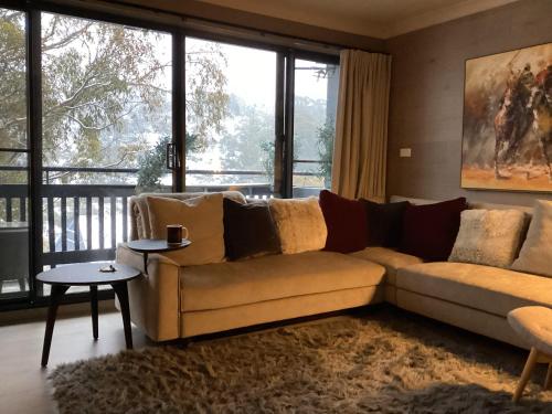 Χώρος καθιστικού στο Chalet Charm E4 Mowamba