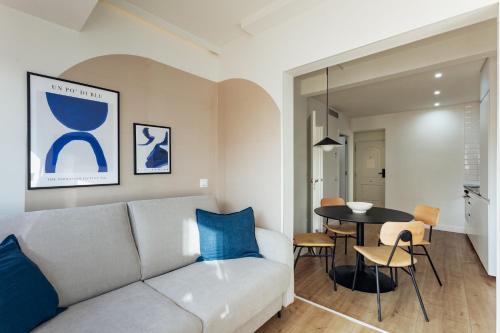 a living room with a couch and a table at Vibe Apartments by Olala Homes in Hospitalet de Llobregat