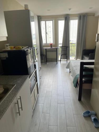 Кухня или мини-кухня в Cebu City Condo Cityscape Grand Tower Ayala center
