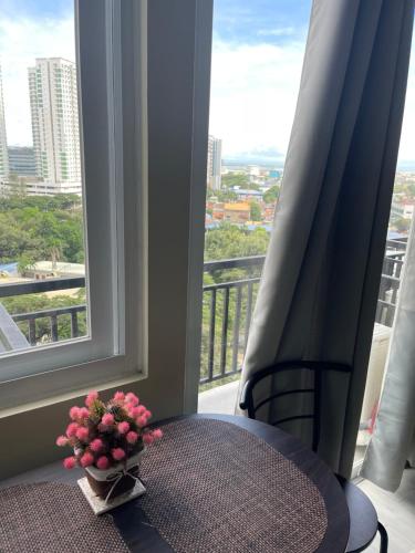 Балкон или терраса в Cebu City Condo Cityscape Grand Tower Ayala center