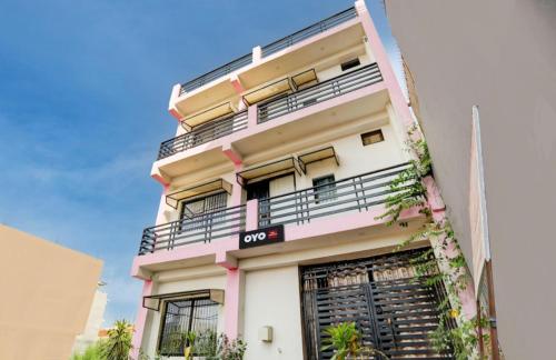 ein Apartmenthaus mit Balkonen und Pflanzen in der Unterkunft Hotel Suryawanshi in Nalmatha