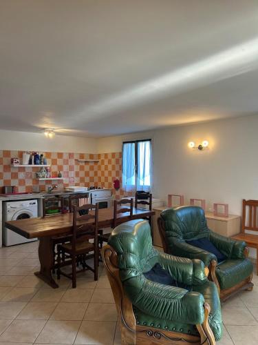 un salon avec une table et des chaises et une cuisine dans l'établissement Appartement T3 avec vue mer à 15 minutes de Moriani-Plage, à San-Giovanni-di-Moriani