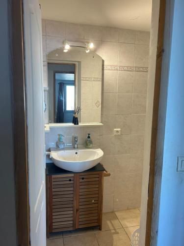 une salle de bain avec un lavabo et un miroir dans l'établissement Appartement T3 avec vue mer à 15 minutes de Moriani-Plage, à San-Giovanni-di-Moriani