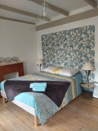une chambre avec un lit avec un papier peint fleuri dans l'établissement Le Coquelicot, à Pléven