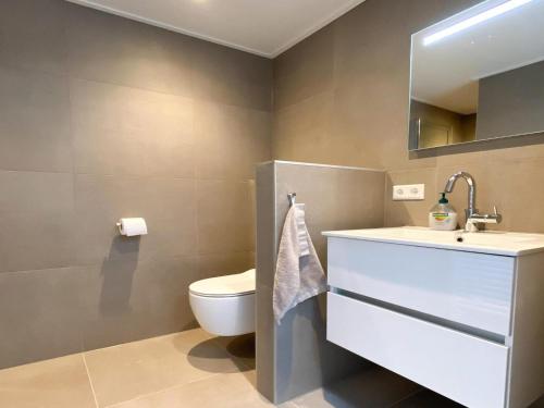 Koupelna v ubytování Modern & cozy holiday home near beach