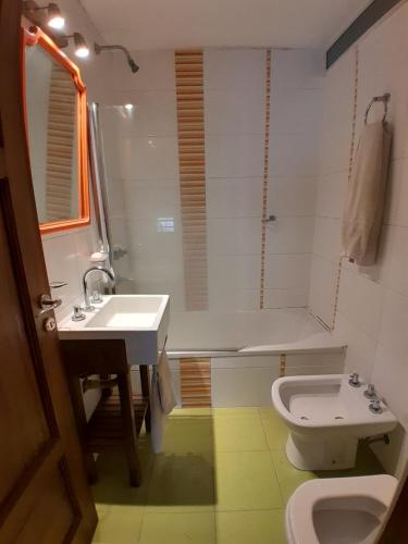 Museo Mar في مار ديل بلاتا: حمام مع حوض ومرحاض وحوض استحمام