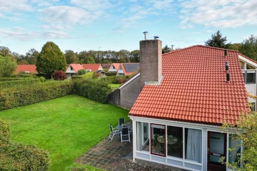 an aerial view of a house with a yard at Kruisbek I Chic Huisje met Riante Tuin in Zwiggelte