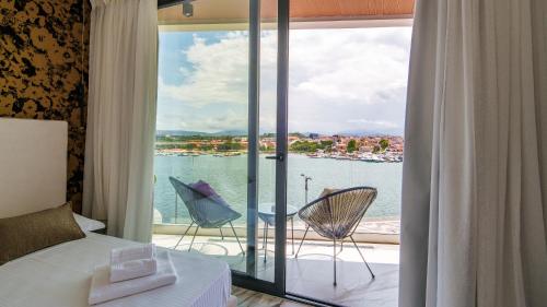 オルビアにあるWelcomely - Deluxe Room vista mare Louis Armstrongの水辺の景色を望むホテルルーム