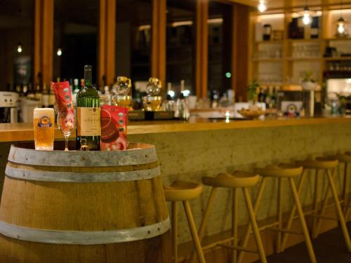 a bar with a counter with two bottles of wine at Hotel Folkloro Hanamakitowa in Hanamaki