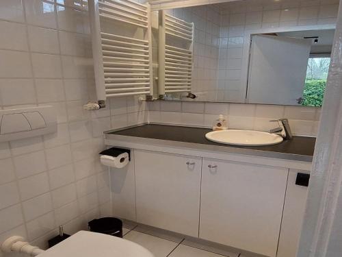 Ένα μπάνιο στο Pretty bungalow in Sint Maartenszee