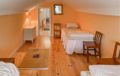 Cama o camas de una habitación en Cozy Home In Boxholm With Lake View