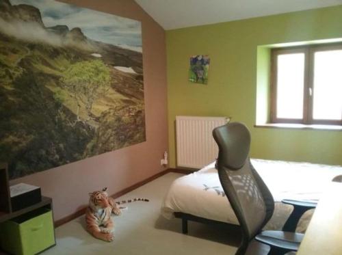 - une chambre avec un lit et un tigre rembourré au sol dans l'établissement Large country home, à Montagne