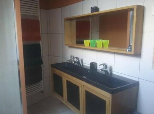 une salle de bain avec un lavabo et un miroir dans l'établissement Large country home, à Montagne