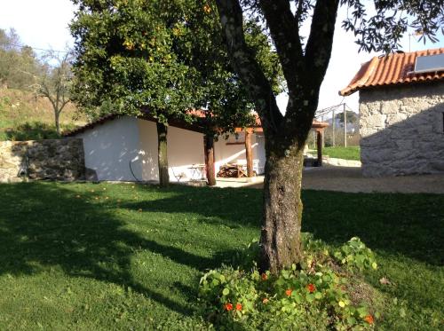 Taman di luar Casas do Eido e Casa da Viúva