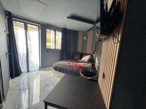 เตียงในห้องที่ Love Room Balneo Menton