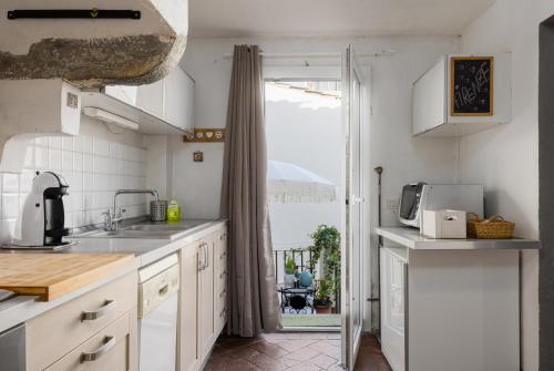 A kitchen or kitchenette at House of Happy Hours With TERRACE