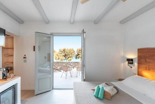 Paros Comfy Suitesにあるキッチンまたは簡易キッチン
