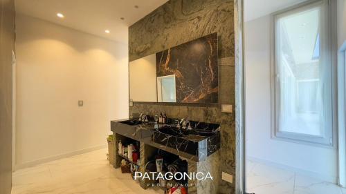 un baño con lavabo y espejo en Luxury House Vista 1, en San Carlos de Bariloche