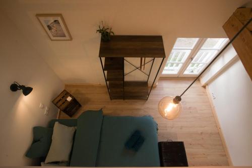 een woonkamer met een bank en een tafel bij Moulin de Saza in Le Vigeant