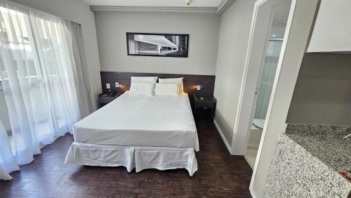 Postel nebo postele na pokoji v ubytování Flat Pampulha orla prox Mineirão com varanda