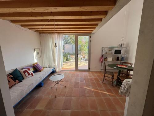 un salon avec un canapé et une table dans l'établissement Maison 2 personnes Chateaubriand, à Hyères