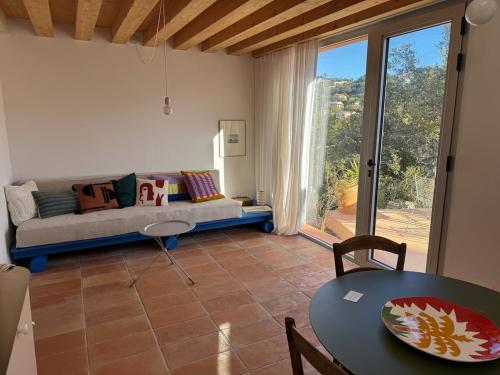 un salon avec un canapé et une table dans l'établissement Maison 2 personnes Chateaubriand, à Hyères