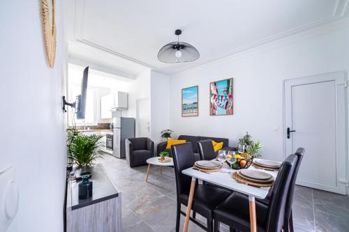 une salle à manger et un salon avec une table et des chaises dans l'établissement T2 48m2 neuf, centre ville, 3min à pied de la gare, à Saint-Cyr-lʼÉcole