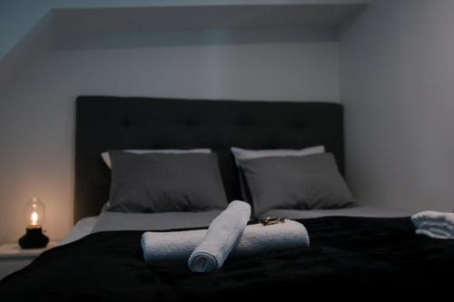 Кровать или кровати в номере Cozy Penthouse Loft - Near the Airport