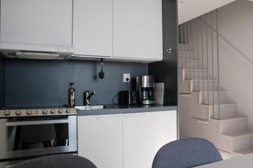 Кухня или мини-кухня в Cozy Penthouse Loft - Near the Airport
