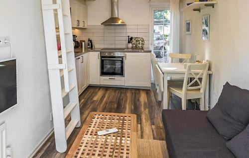 Η κουζίνα ή μικρή κουζίνα στο 2 Bedroom Awesome Home In Höllviken