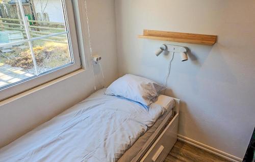 Ένα ή περισσότερα κρεβάτια σε δωμάτιο στο 2 Bedroom Awesome Home In Höllviken